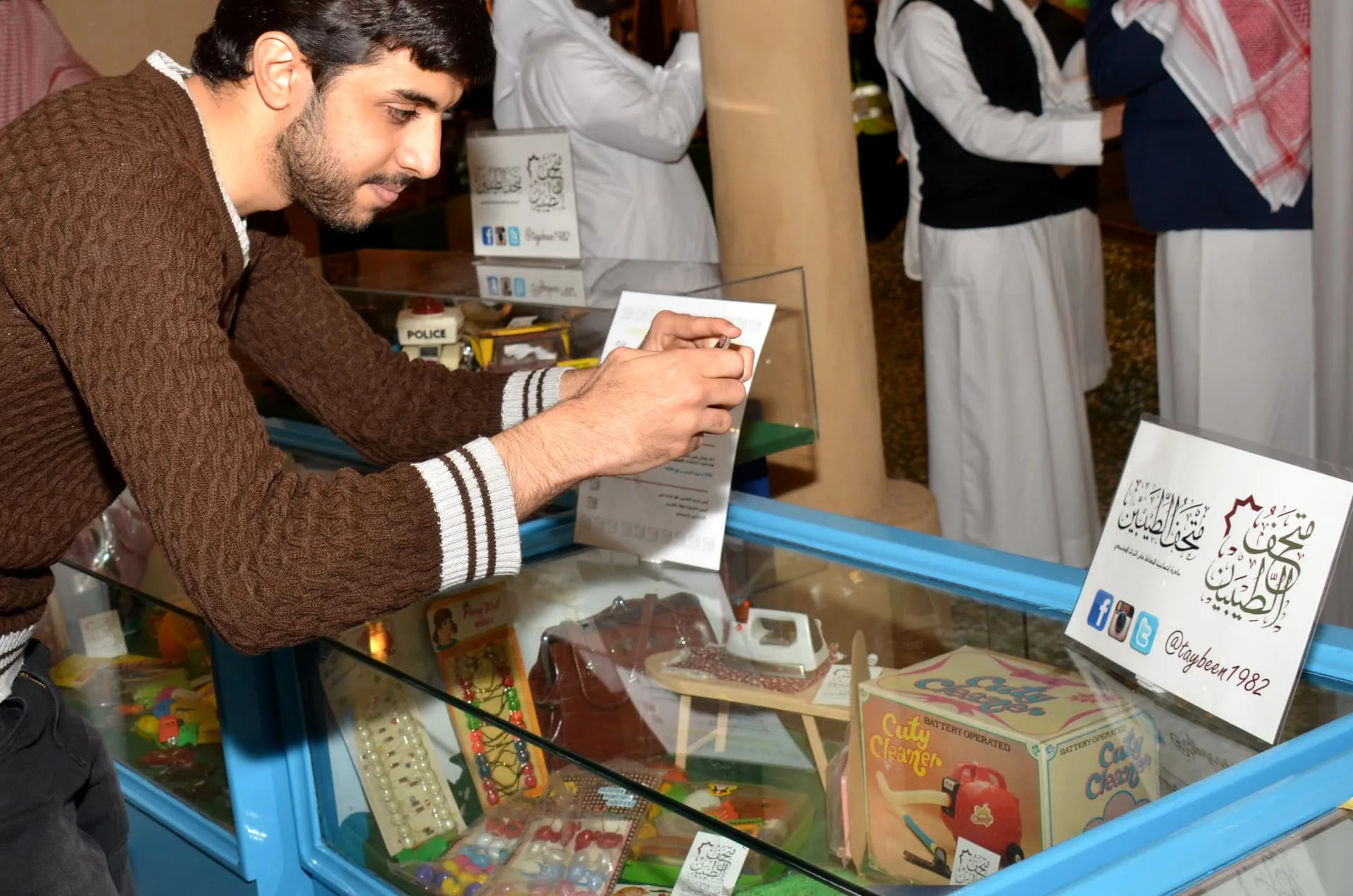 زائر يوثّق مقتنيات الطفولة