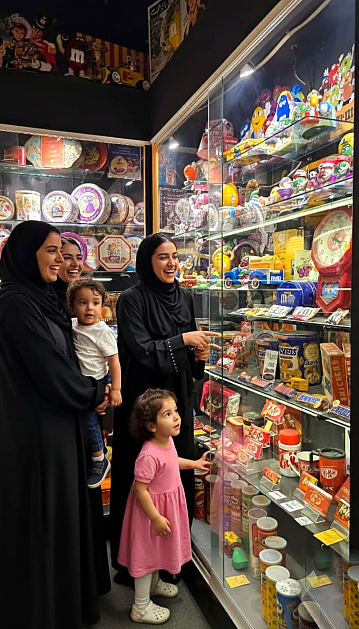 فترينة الحلويات والعلب المعدنية القديمة