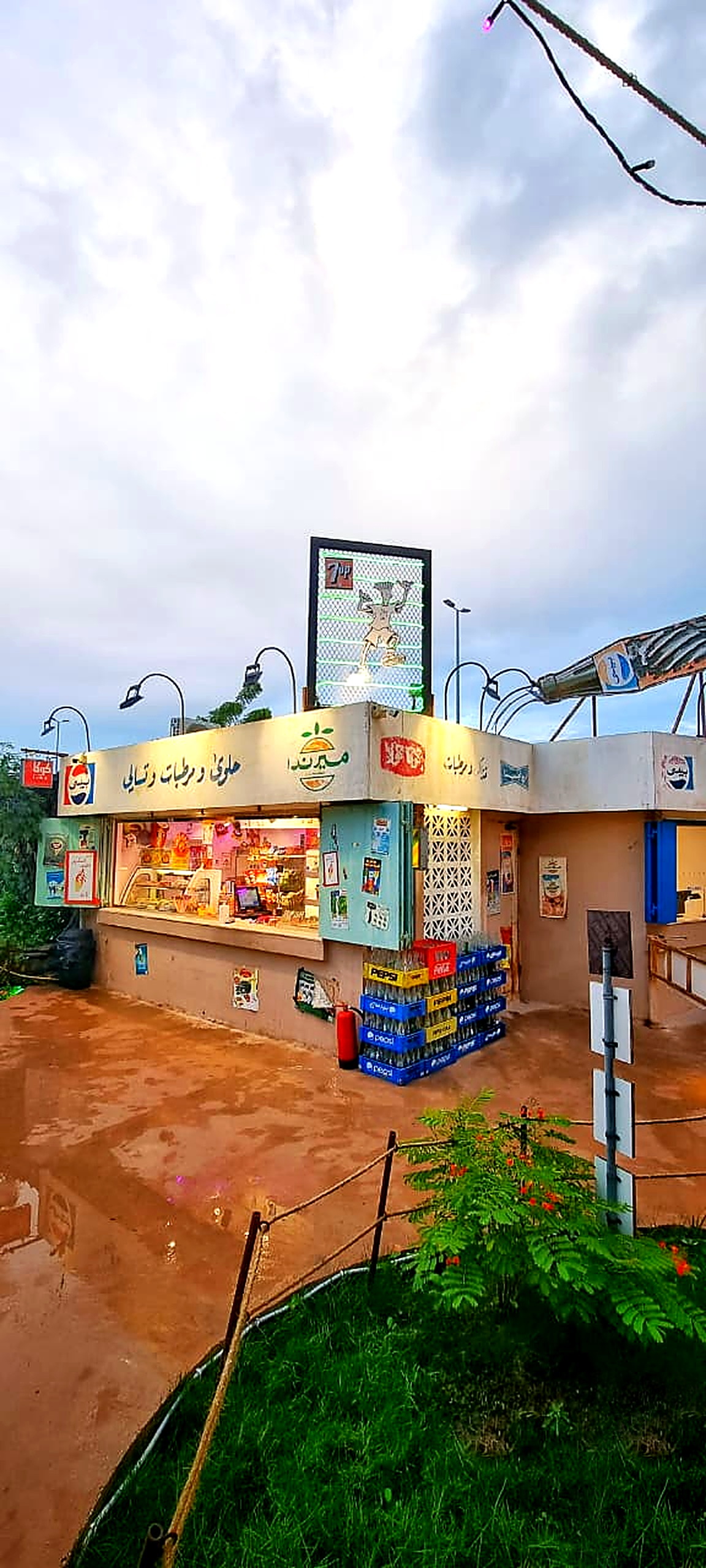 واجهة بقالة الطيبين ولوحة السفن أب المضيئة