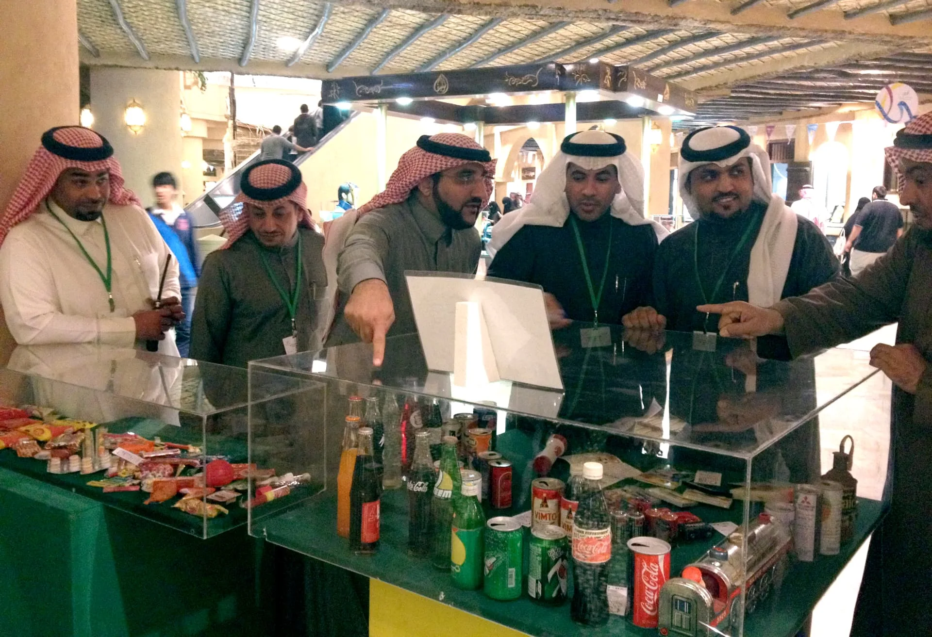ضيوف الفعالية حول مقتنيات المشروبات القديمة