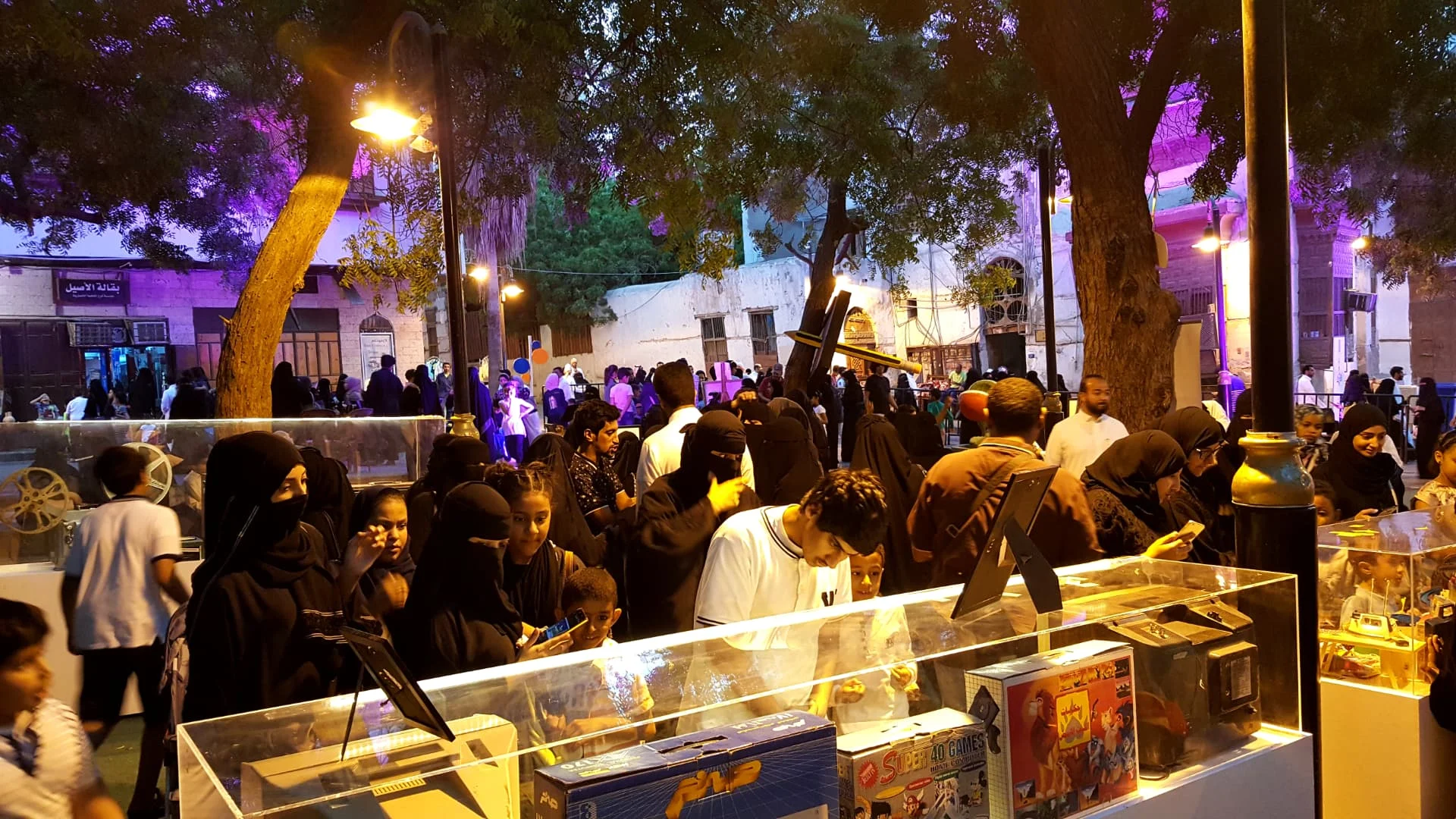الزوار يستكشفون المقتنيات
