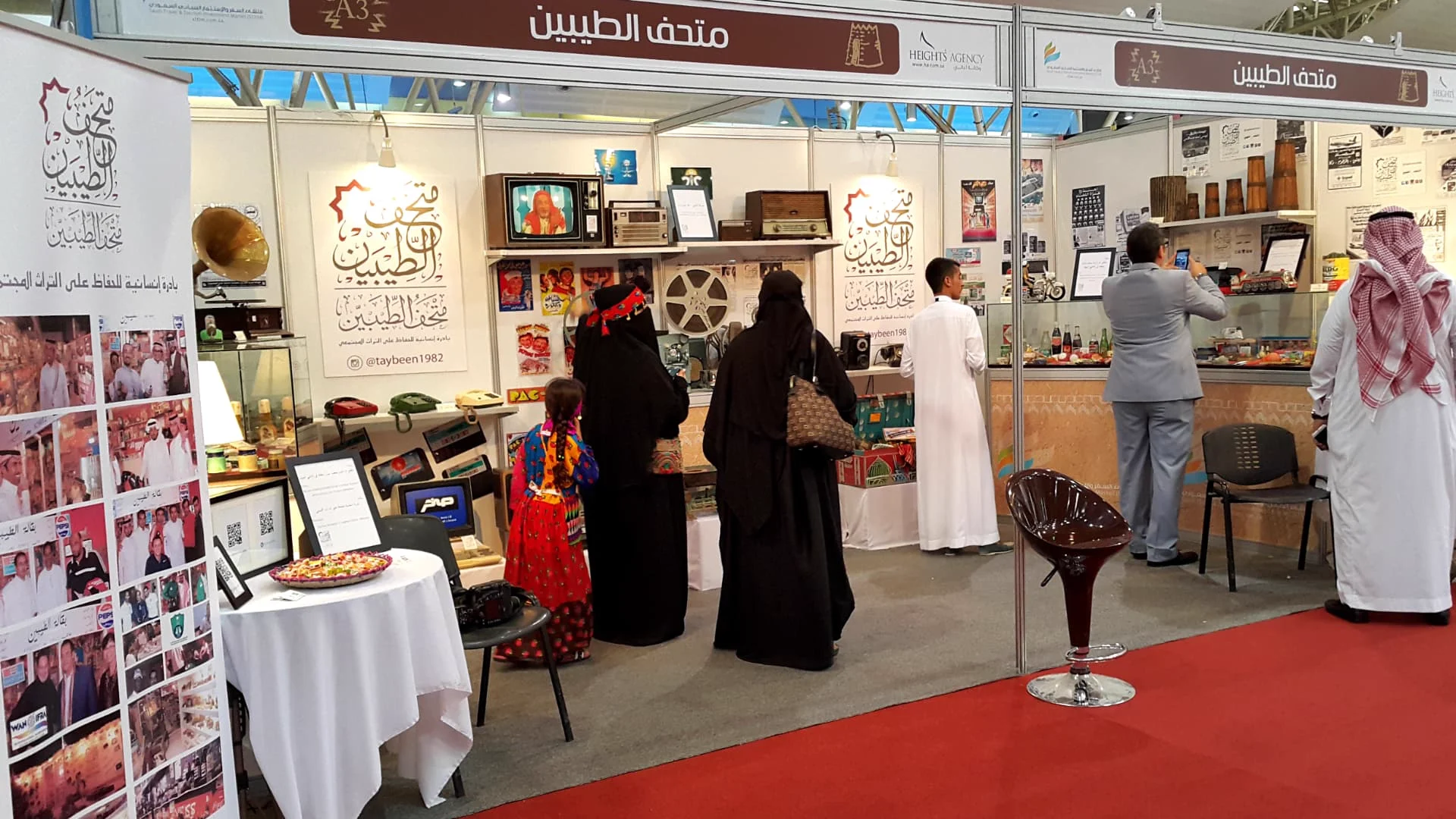 جولة الزوار بين وحدات العرض