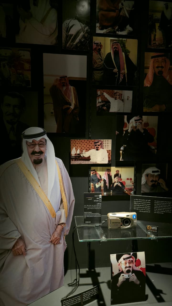 صور شخصيات سعودية تاريخية وكاميرات من مراحل مختلفة
