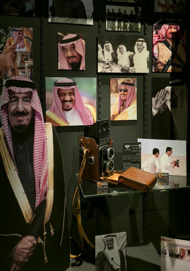 كاميرات قديمة أمام جدار الصور السعودية التاريخية